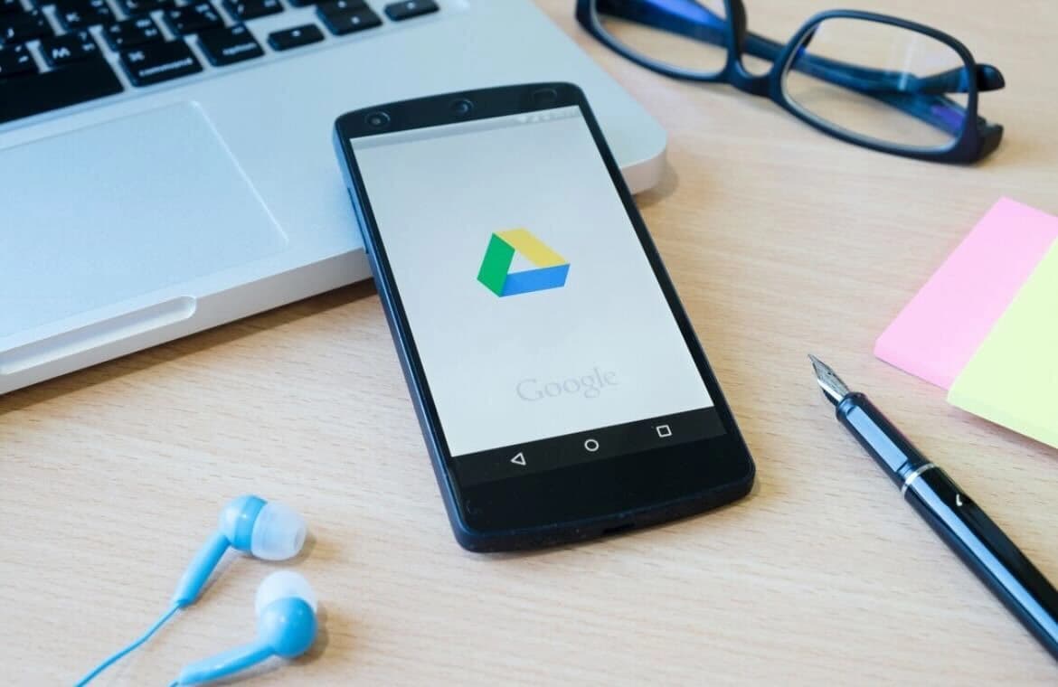 Google logo sa Flutter logom i prikazom Google aplikacija koje koriste Flutter